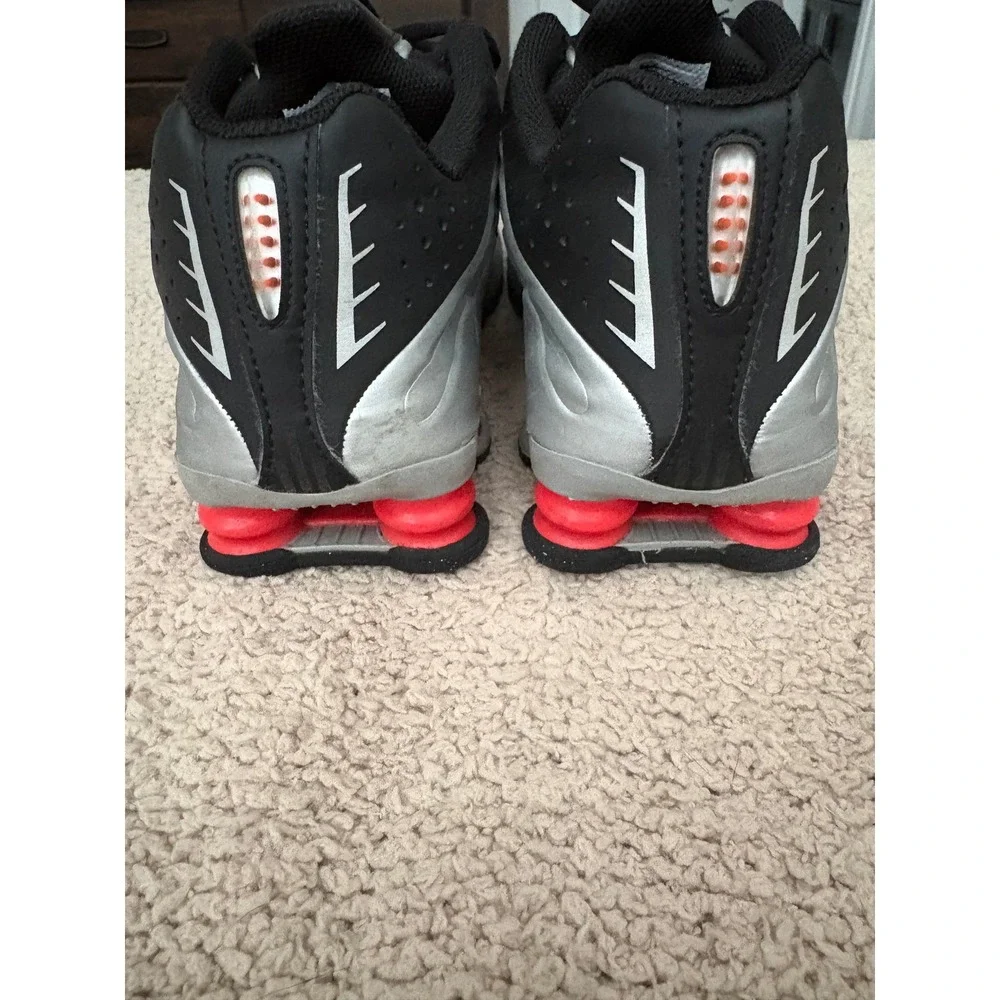 Nike Shox R4 GS Metallic Silver Black Red Kids Sneakers CW2626-005 Size 7Y